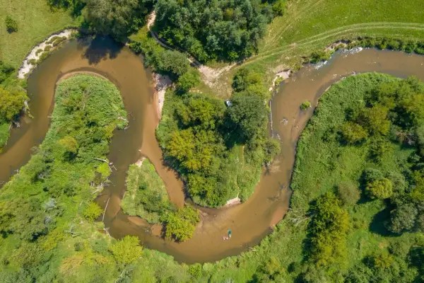 Malownicza rzeka meandruje wÅrÃ³d zieleni, oferujÄc idealne miejsce na wypoczynek. To jedne z wielu atrakcji w promieniu 100 km od Radomia.